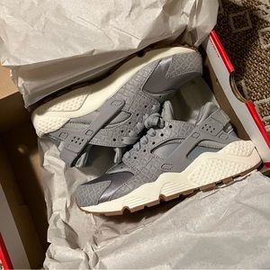 NWB Nike Wmns 6.5 Huarache Run Premium Wolf Gray Sneaker
